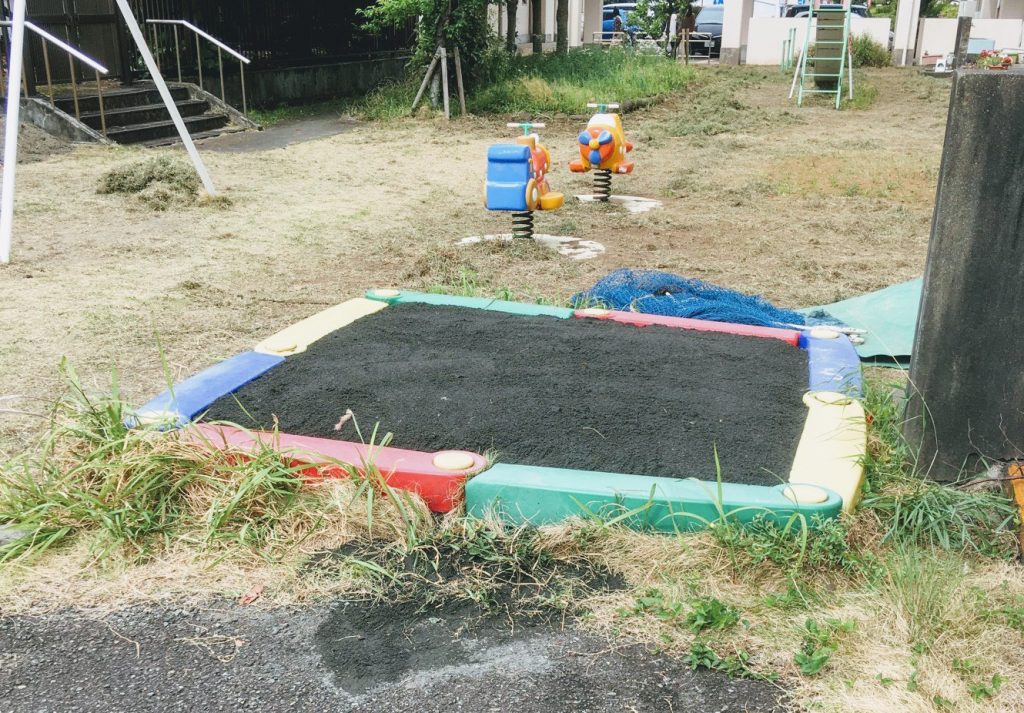 沼津ライオンズクラブ » 2021年4月28日 沼津視覚特別支援学校の砂場の砂入れ替え