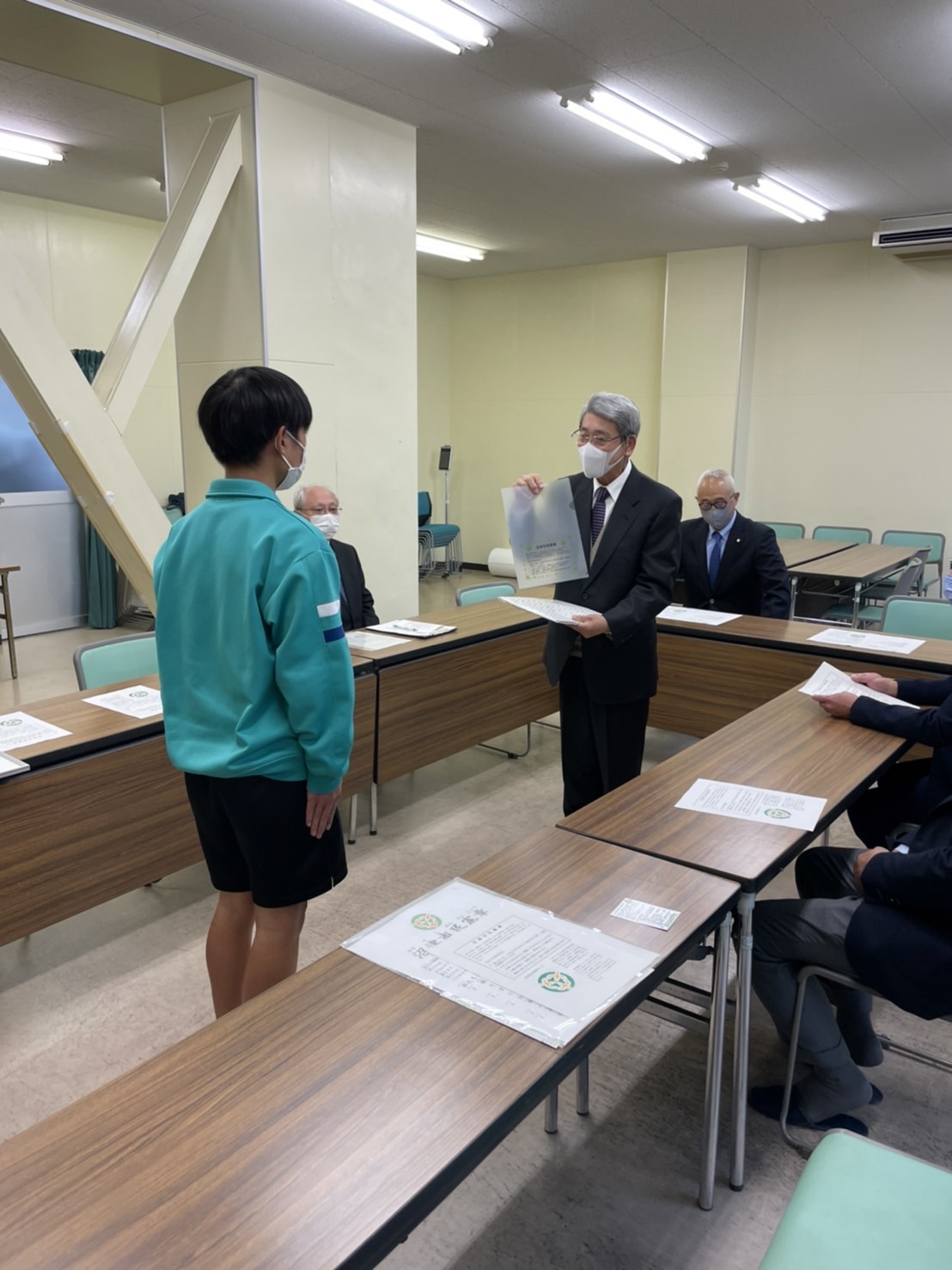 沼津ライオンズクラブ » 2021年11月25日 沼津市立今沢中学校にて市民憲章額の贈呈式